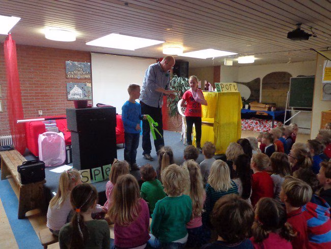 Waarom een schoolvoorstelling meer impact heeft dan een gewone schoolactiviteit
